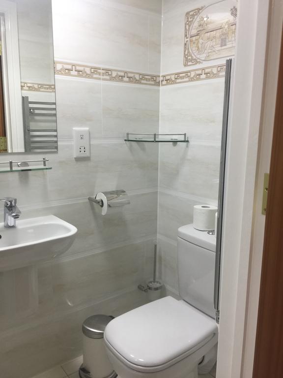 White House Hotel room 2