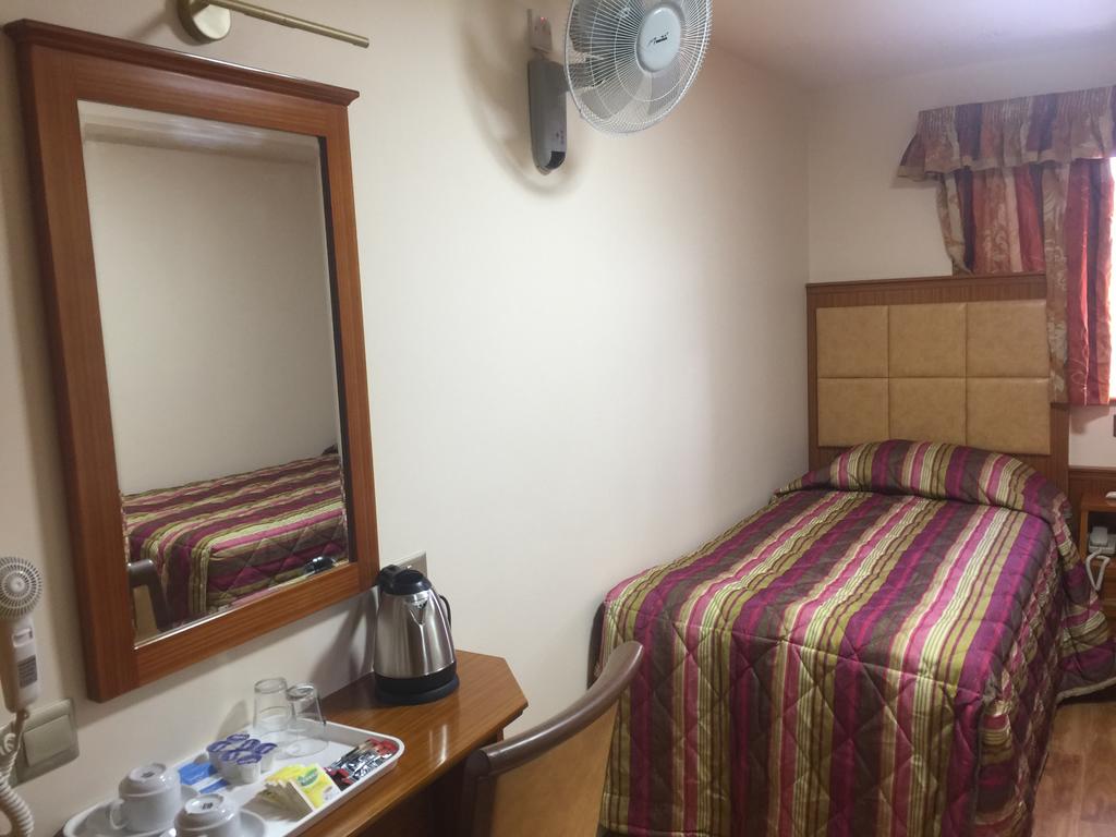 White House Hotel room 3