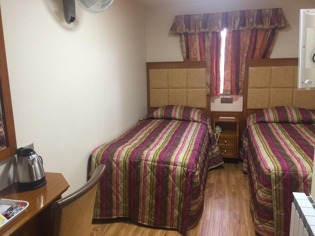 White House Hotel room 4