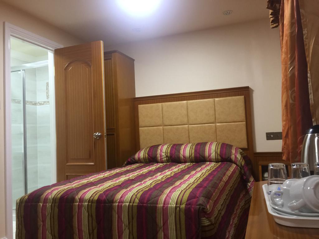 White House Hotel room 6